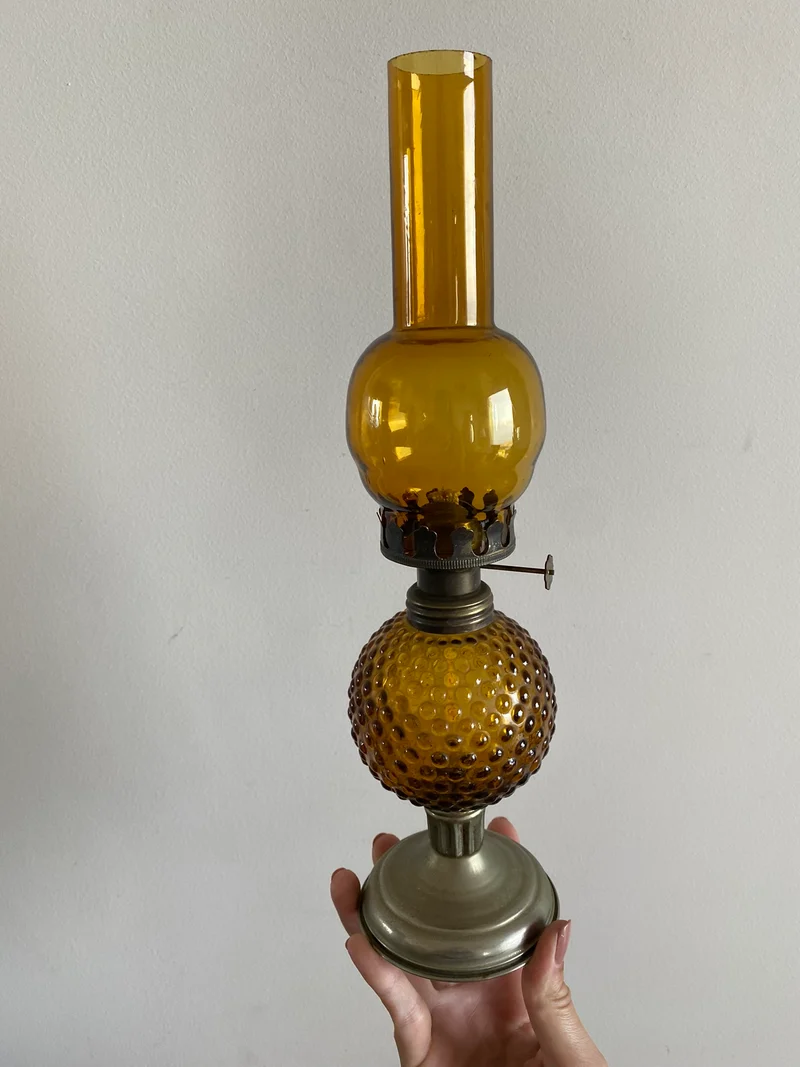 Lampe à pétrole socle en métal doré réservoir rond perlé couleur ambre