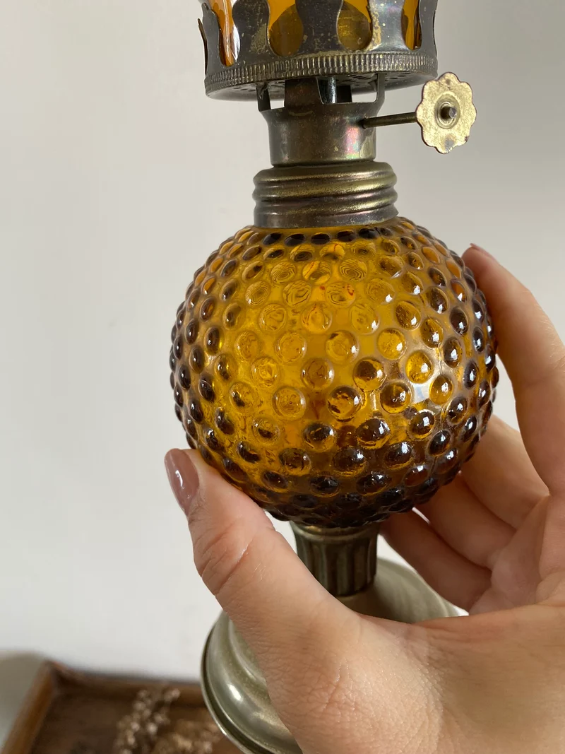 Lampe à pétrole socle en métal doré réservoir rond perlé couleur ambre