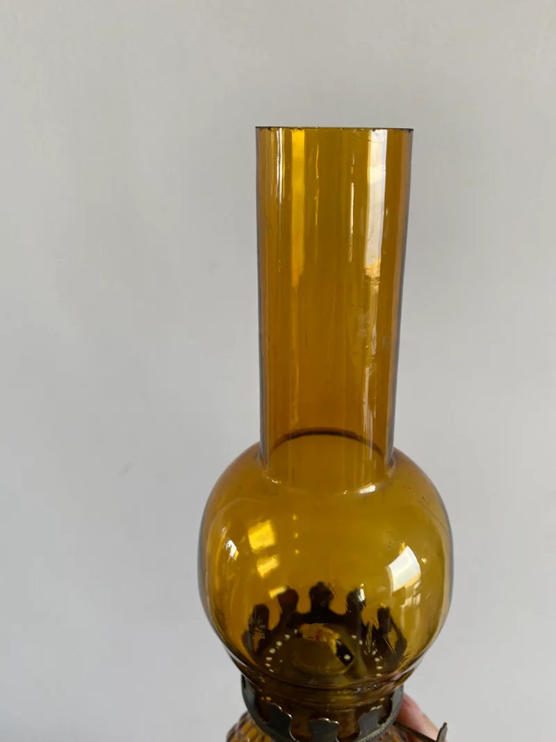 Lampe à pétrole socle en métal doré réservoir rond perlé couleur ambre