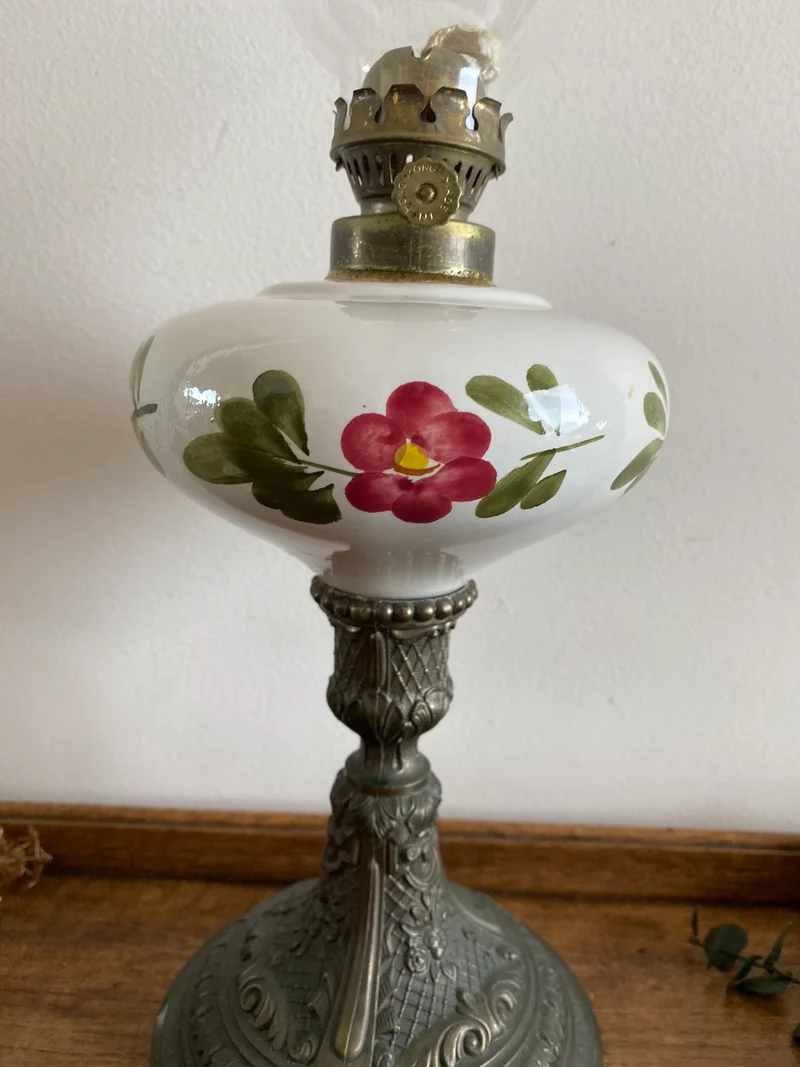 Lampe à pétrole réservoir en porcelaine peint à la main