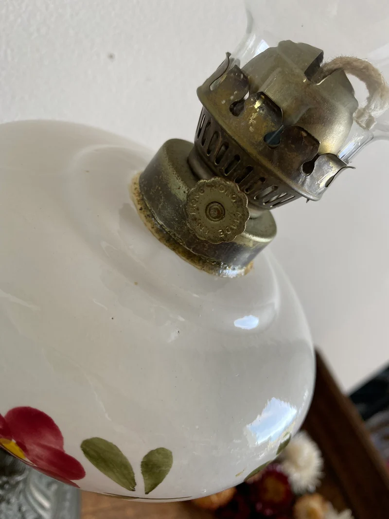 Lampe à pétrole réservoir en porcelaine peint à la main