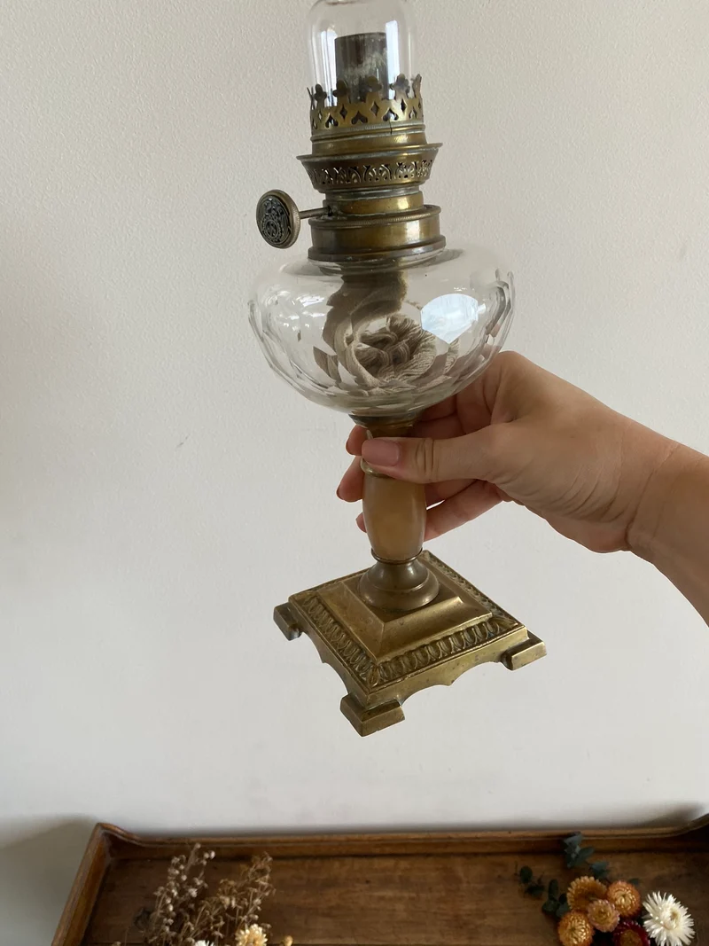 Lampe à pétrole pied en laiton et onyx