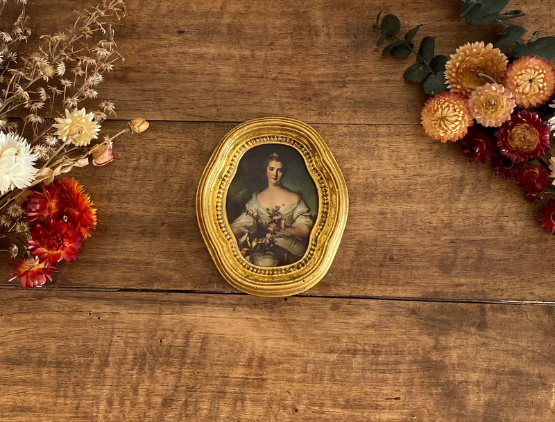 Impression sur soie dans cadre doré chantourné représentation jeune fille fleurs