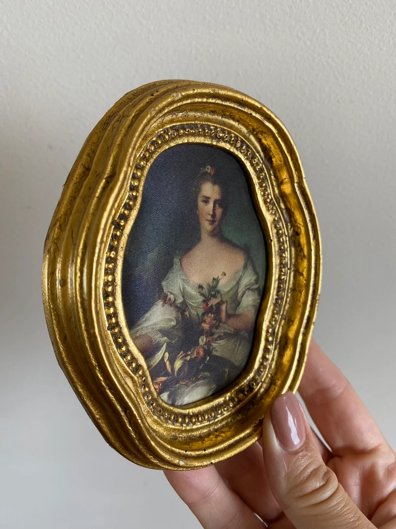 Impression sur soie dans cadre doré chantourné représentation jeune fille fleurs