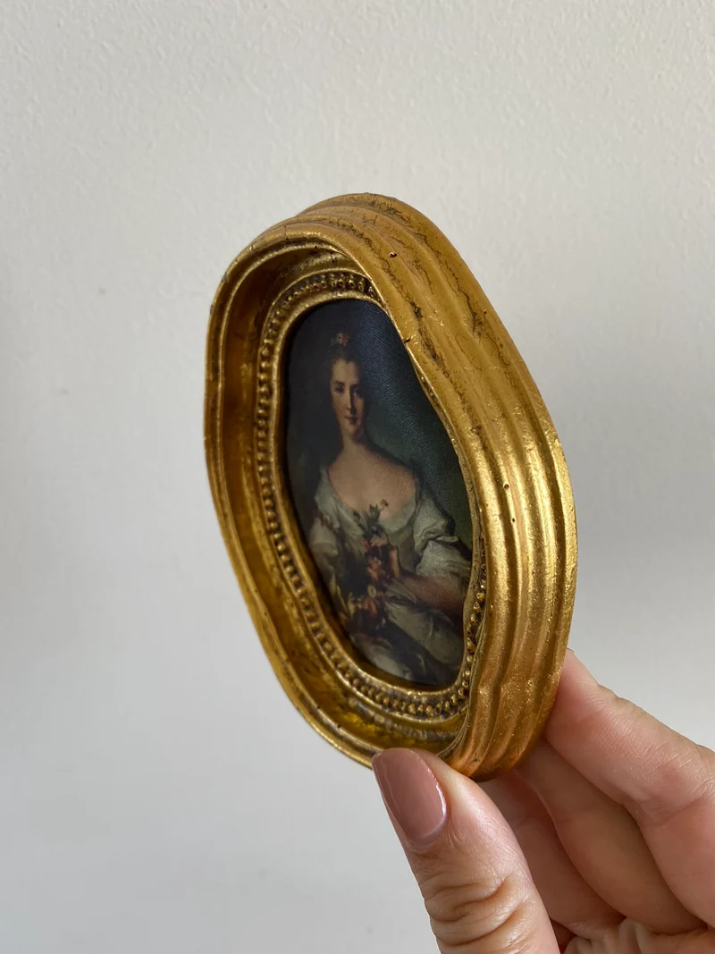Impression sur soie dans cadre doré chantourné représentation jeune fille fleurs