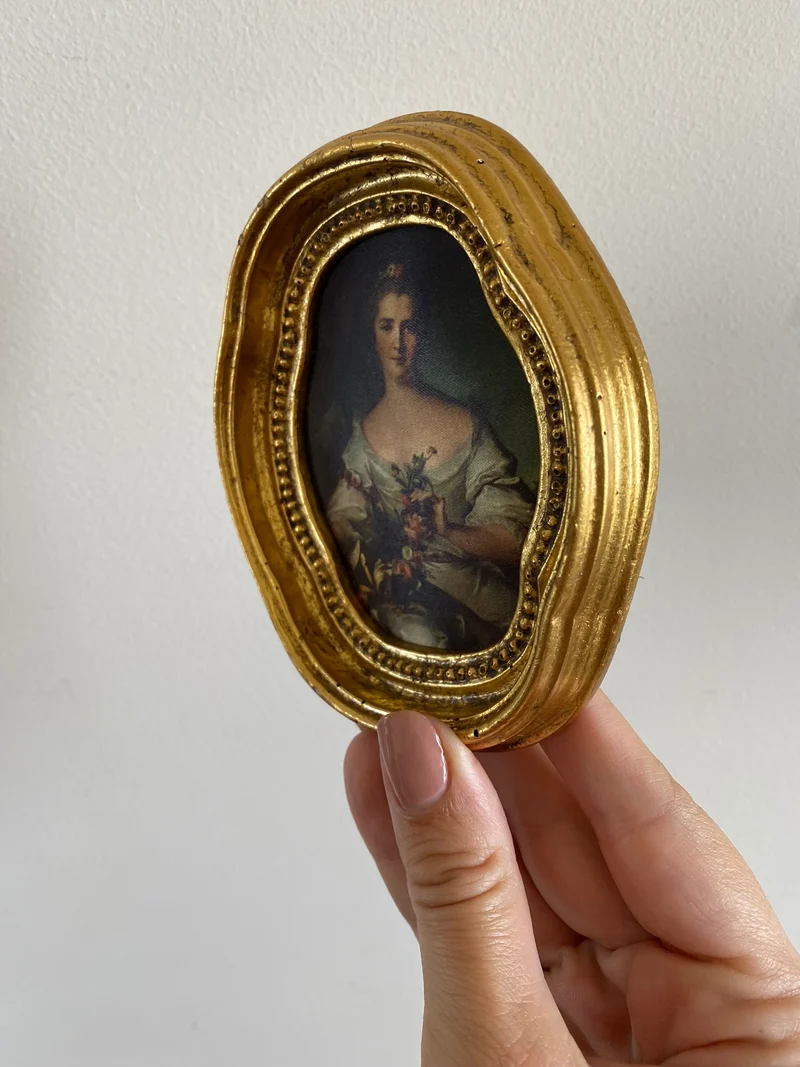 Impression sur soie dans cadre doré chantourné représentation jeune fille fleurs
