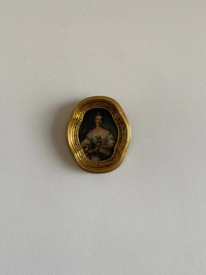 Impression sur soie dans cadre doré chantourné représentation jeune fille fleurs