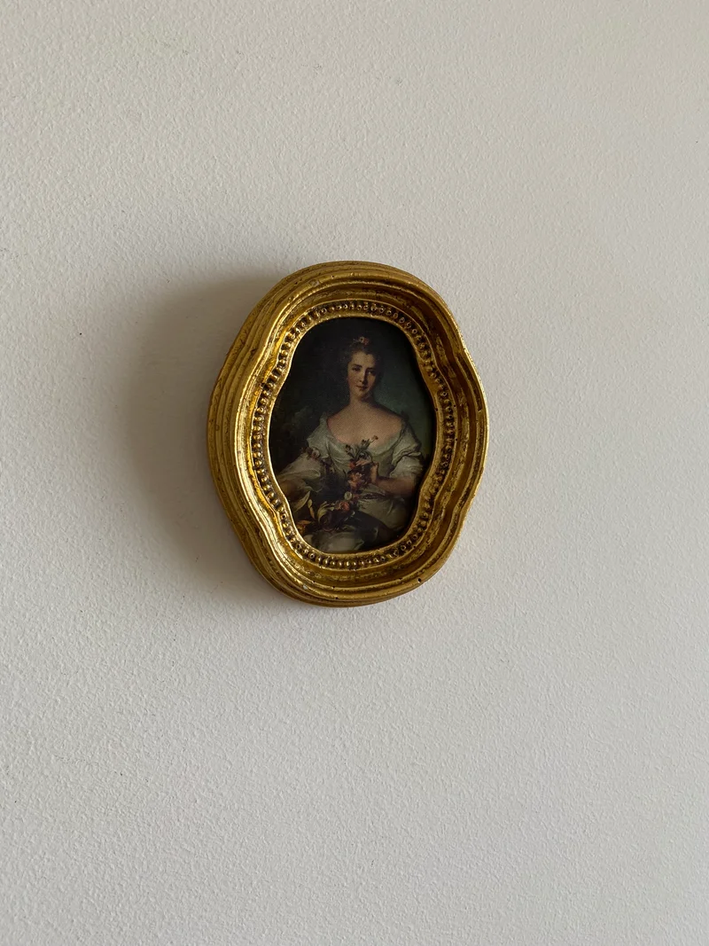 Impression sur soie dans cadre doré chantourné représentation jeune fille fleurs