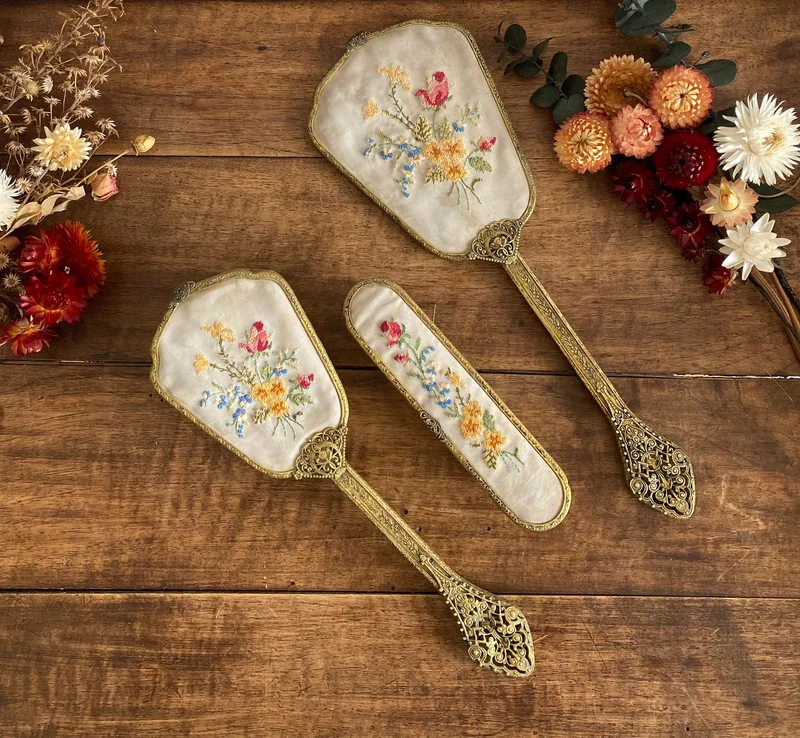 Ensemble de toilette en laiton dentelé et tissu brodé made in England