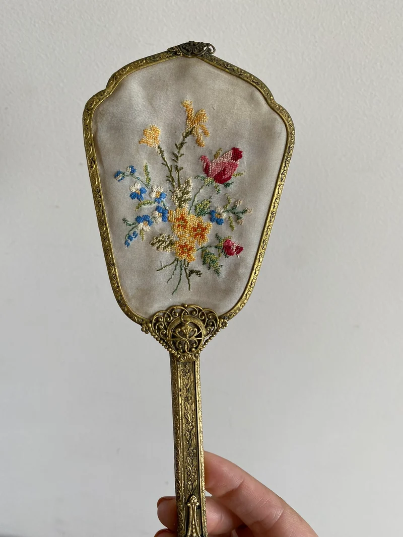 Ensemble de toilette en laiton dentelé et tissu brodé made in England