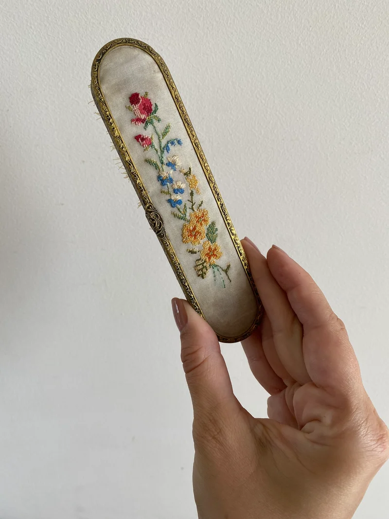 Ensemble de toilette en laiton dentelé et tissu brodé made in England