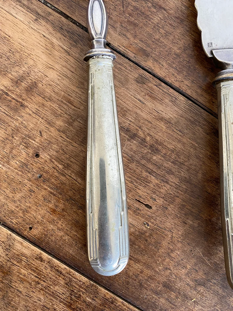 Couteau et fourchette de service en métal argenté