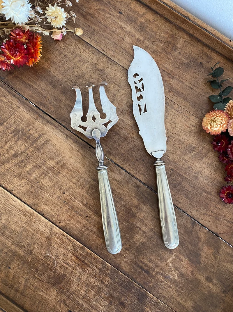 Couteau et fourchette de service en métal argenté
