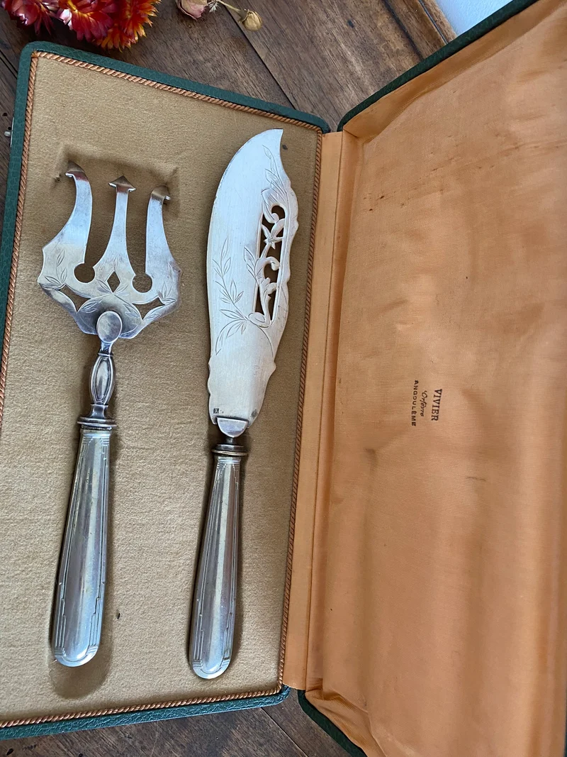 Couteau et fourchette de service en métal argenté