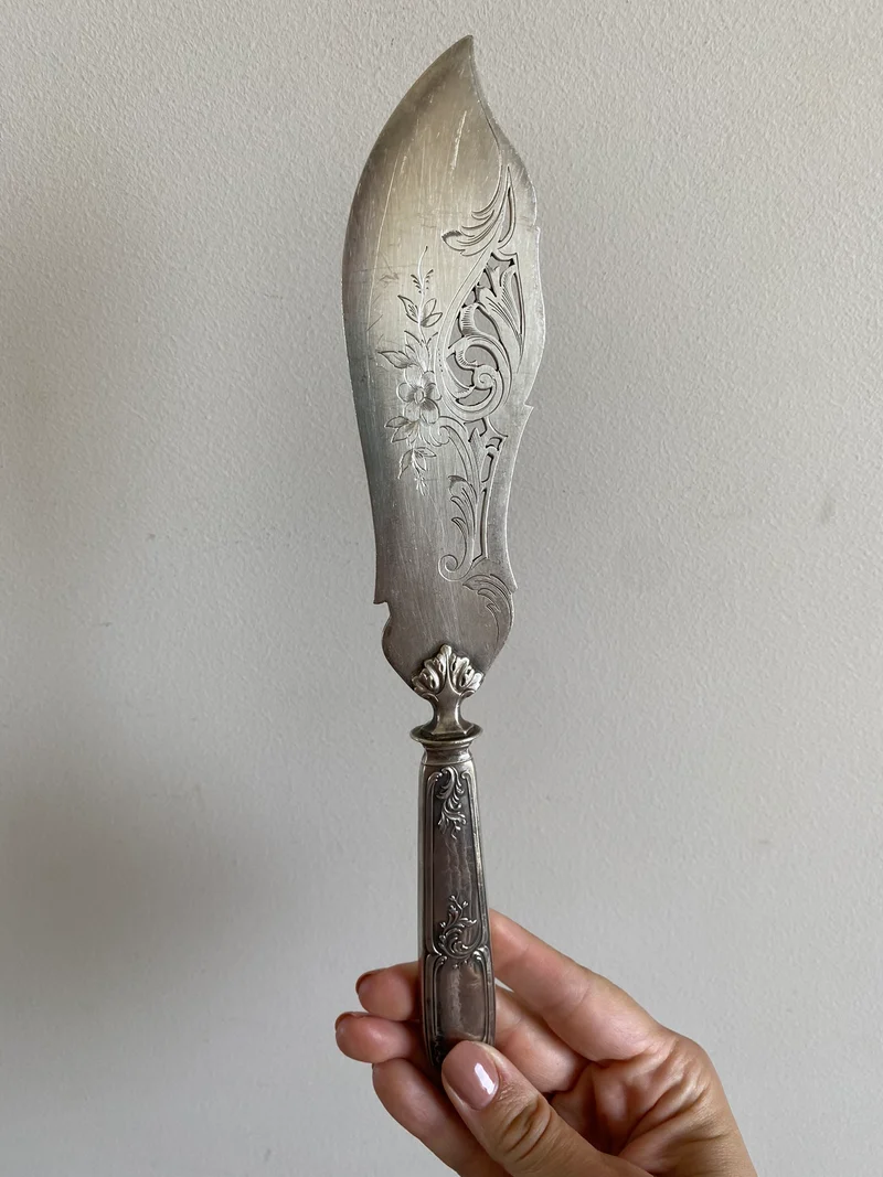 Couteau en métal argenté gravé lame ajourée