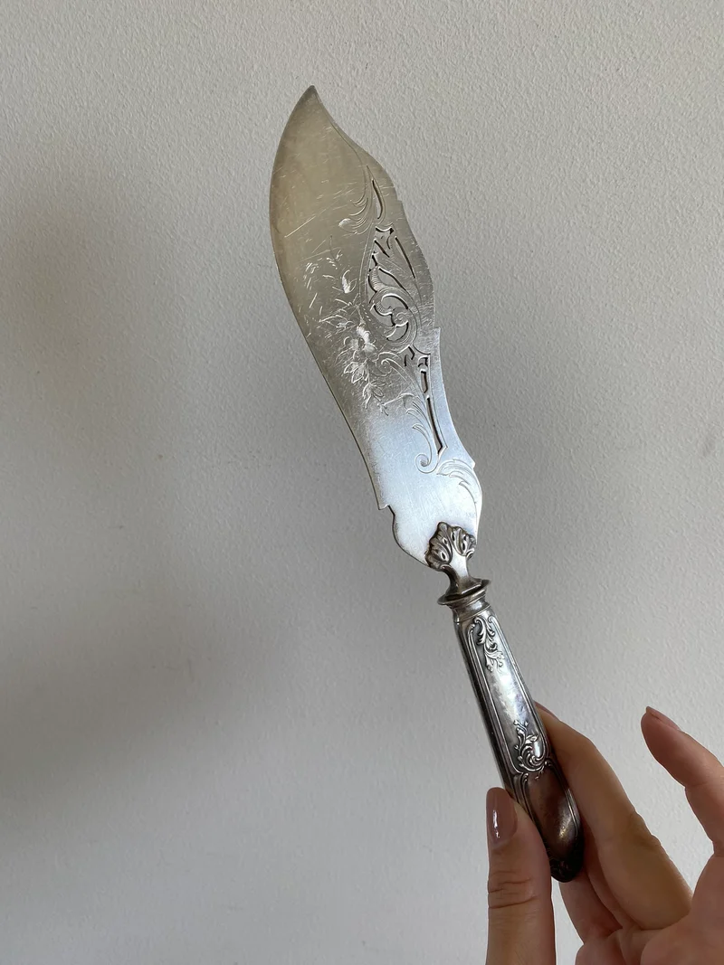 Couteau en métal argenté gravé lame ajourée