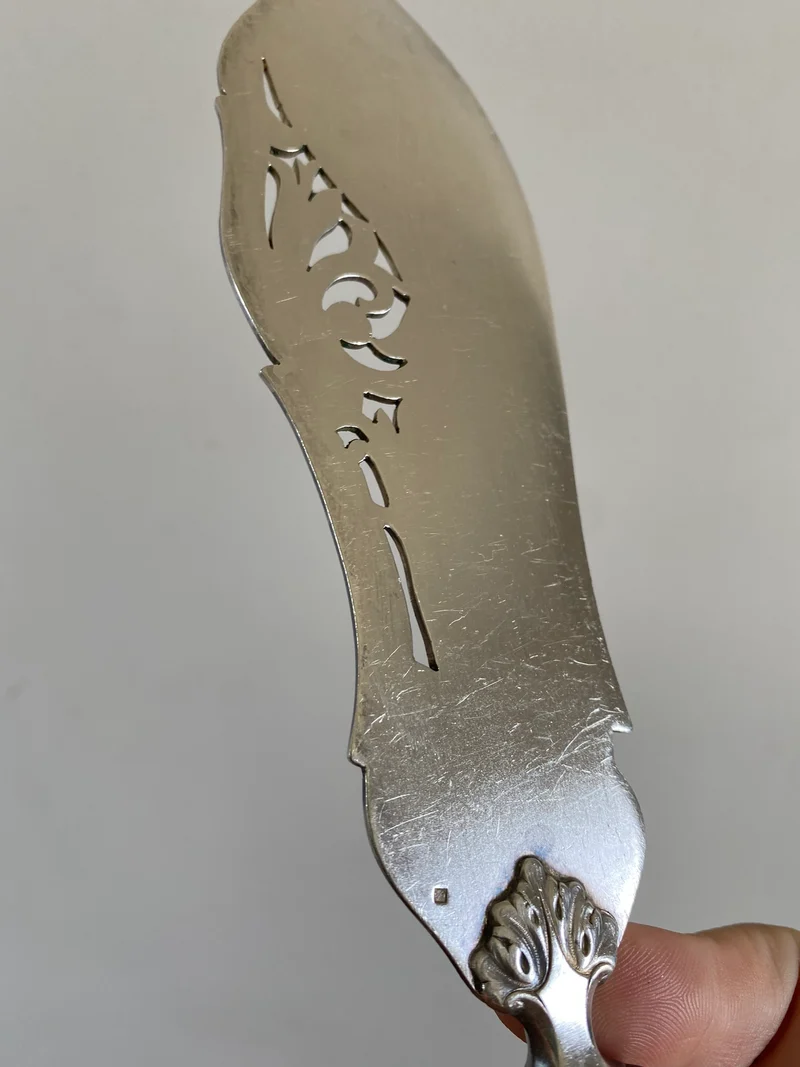 Couteau en métal argenté gravé lame ajourée