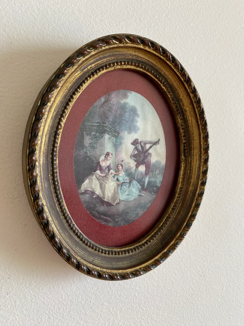 Cadre ovale mordoré en bois bordure bordeau scène d'époque romantique