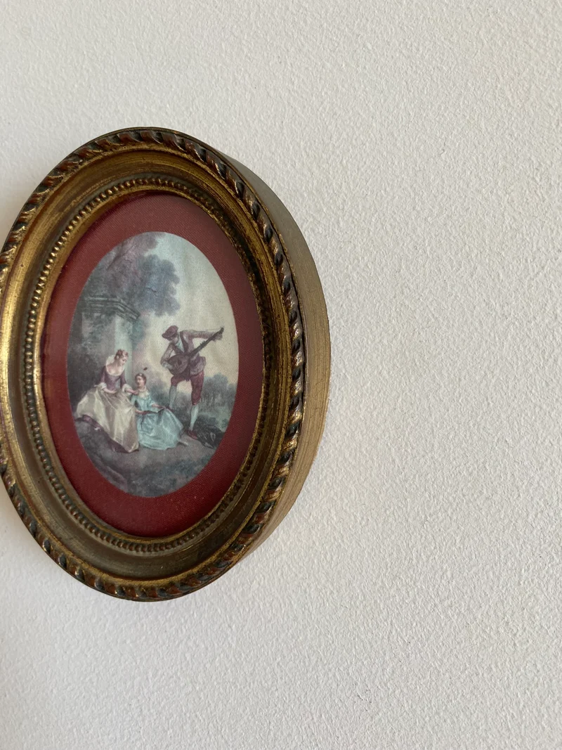 Cadre ovale mordoré en bois bordure bordeau scène d'époque romantique