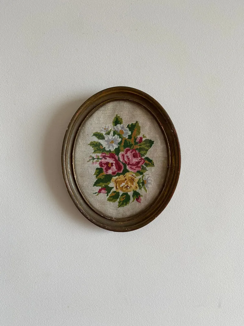 Broderie encadrée sous verre cadre oval marron doré