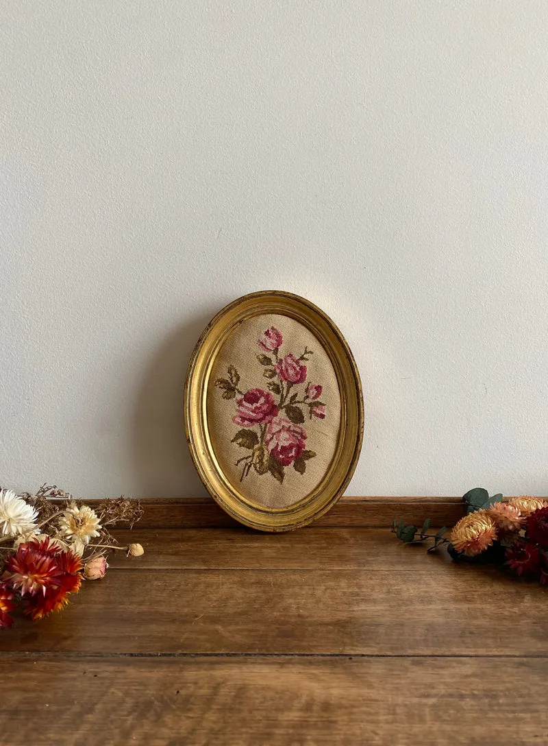 Broderie encadrée rose fushia cadre en bois doré oval