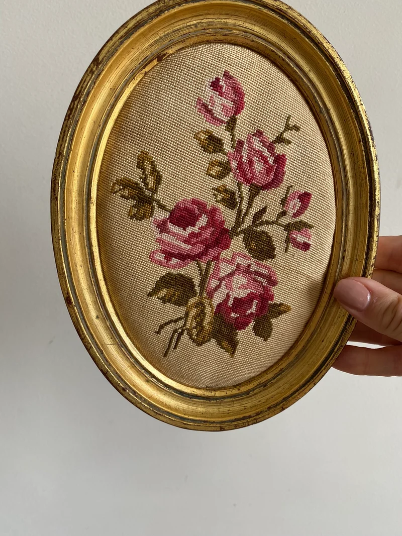Broderie encadrée rose fushia cadre en bois doré oval