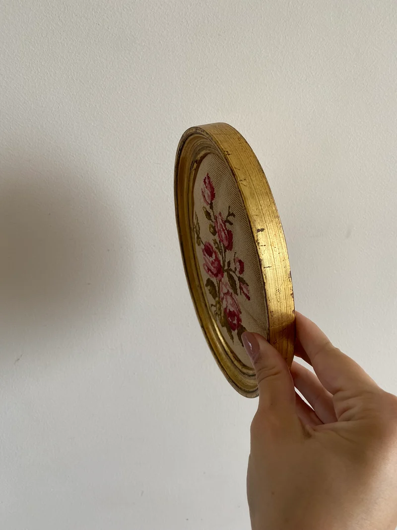 Broderie encadrée rose fushia cadre en bois doré oval
