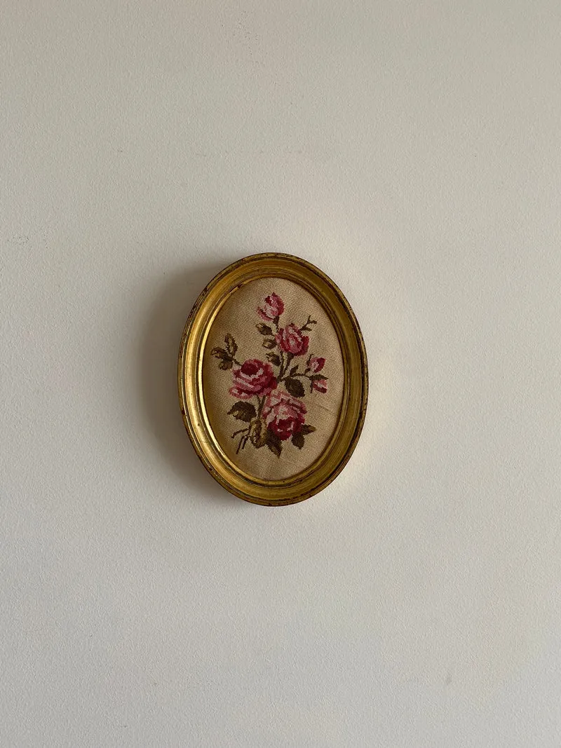 Broderie encadrée rose fushia cadre en bois doré oval