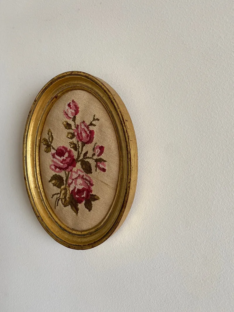 Broderie encadrée rose fushia cadre en bois doré oval