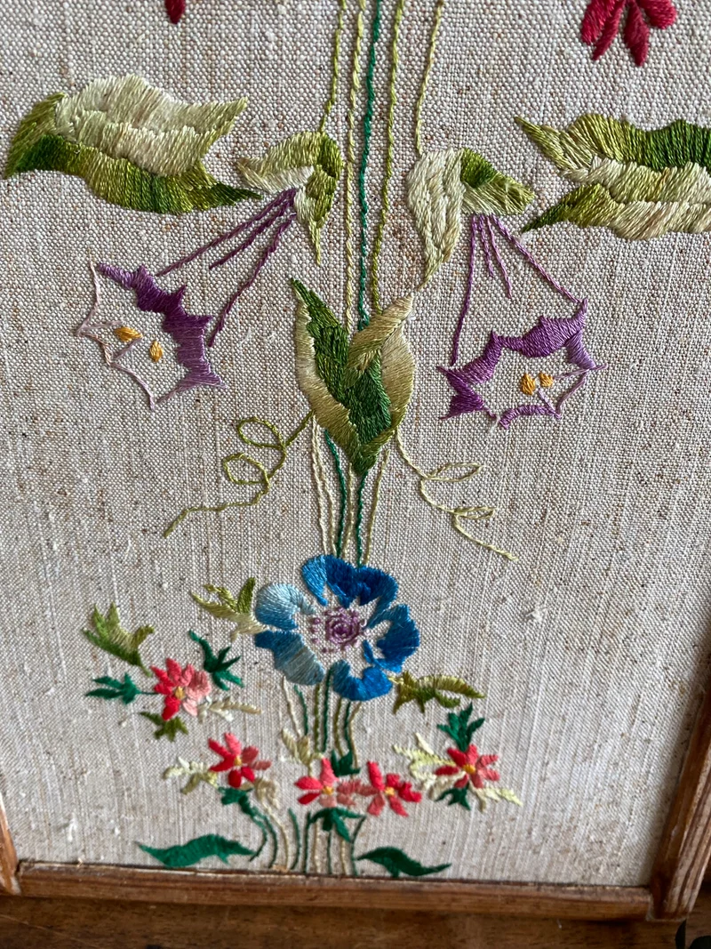 Broderie encadrée fleurs multicolores cadre rectangulaire