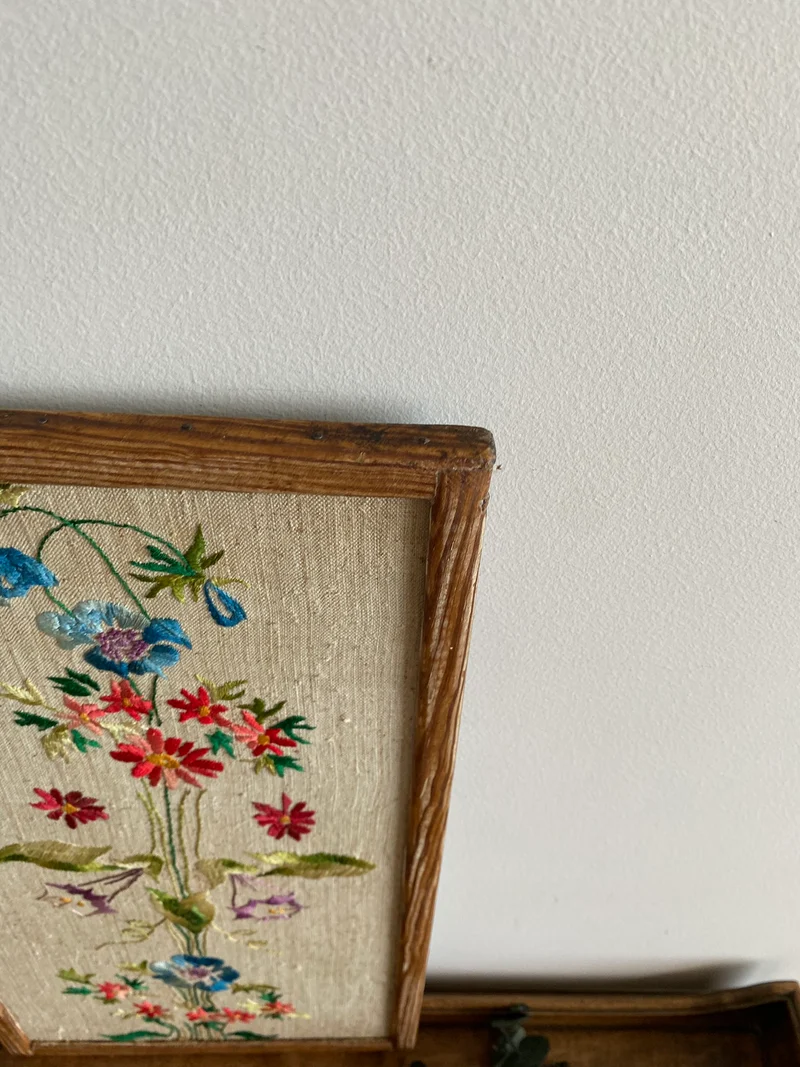 Broderie encadrée fleurs multicolores cadre rectangulaire