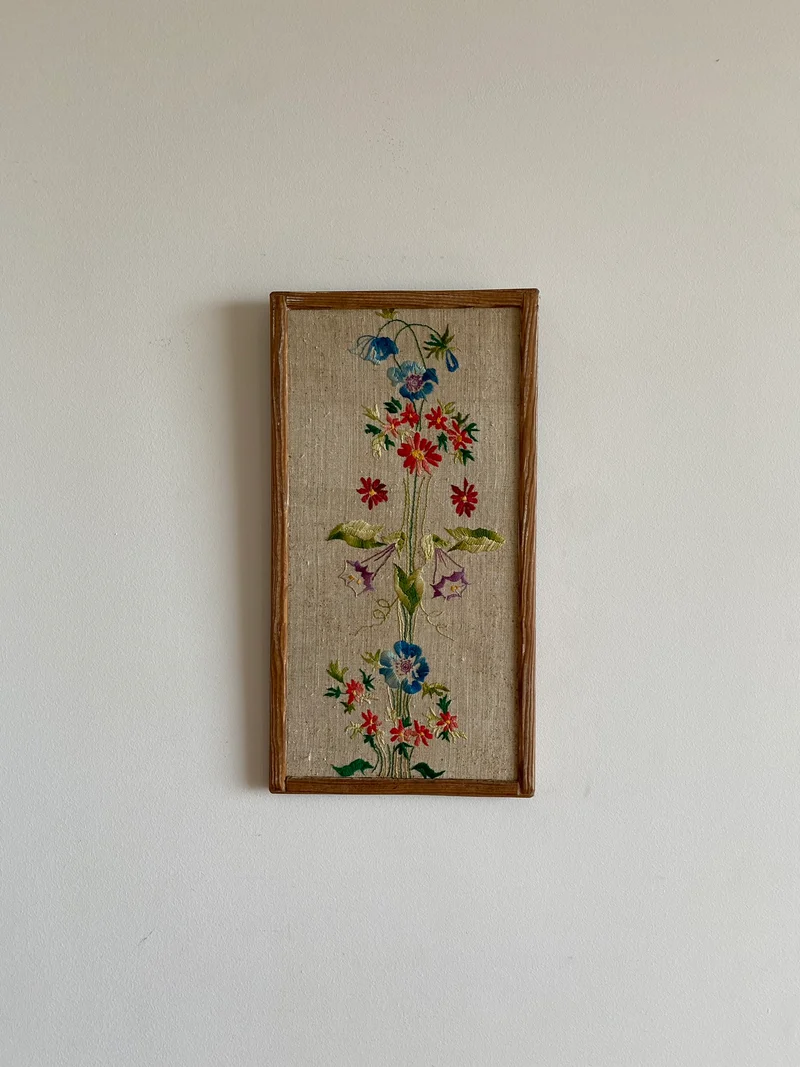 Broderie encadrée fleurs multicolores cadre rectangulaire