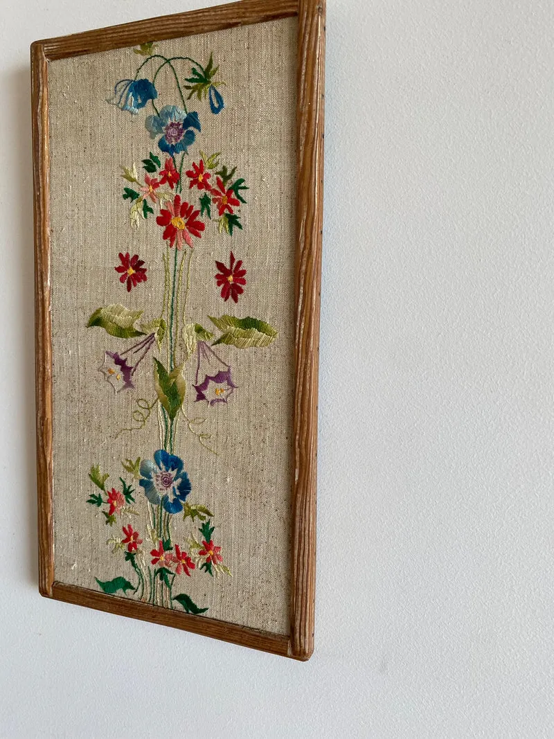 Broderie encadrée fleurs multicolores cadre rectangulaire