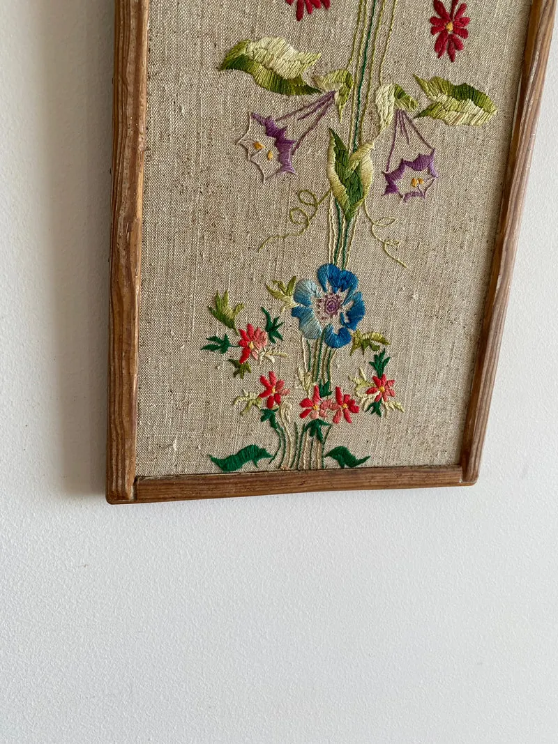 Broderie encadrée fleurs multicolores cadre rectangulaire