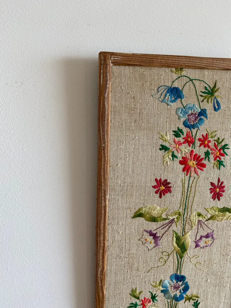 Broderie encadrée fleurs multicolores cadre rectangulaire