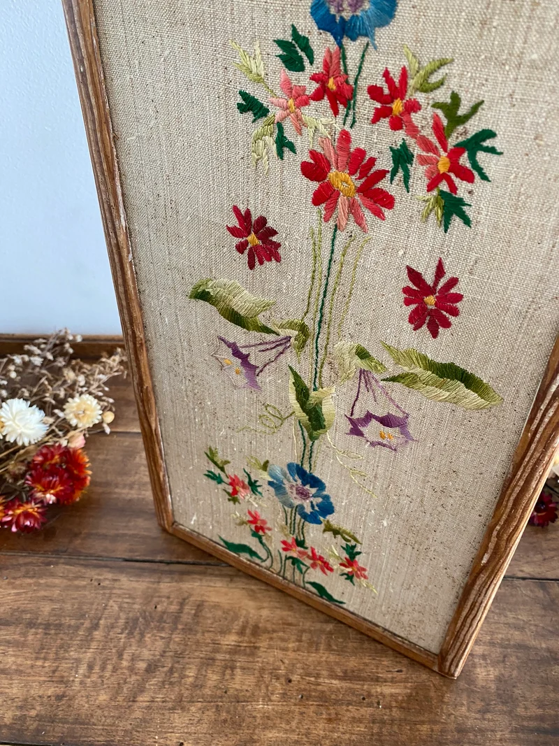 Broderie encadrée fleurs multicolores cadre rectangulaire