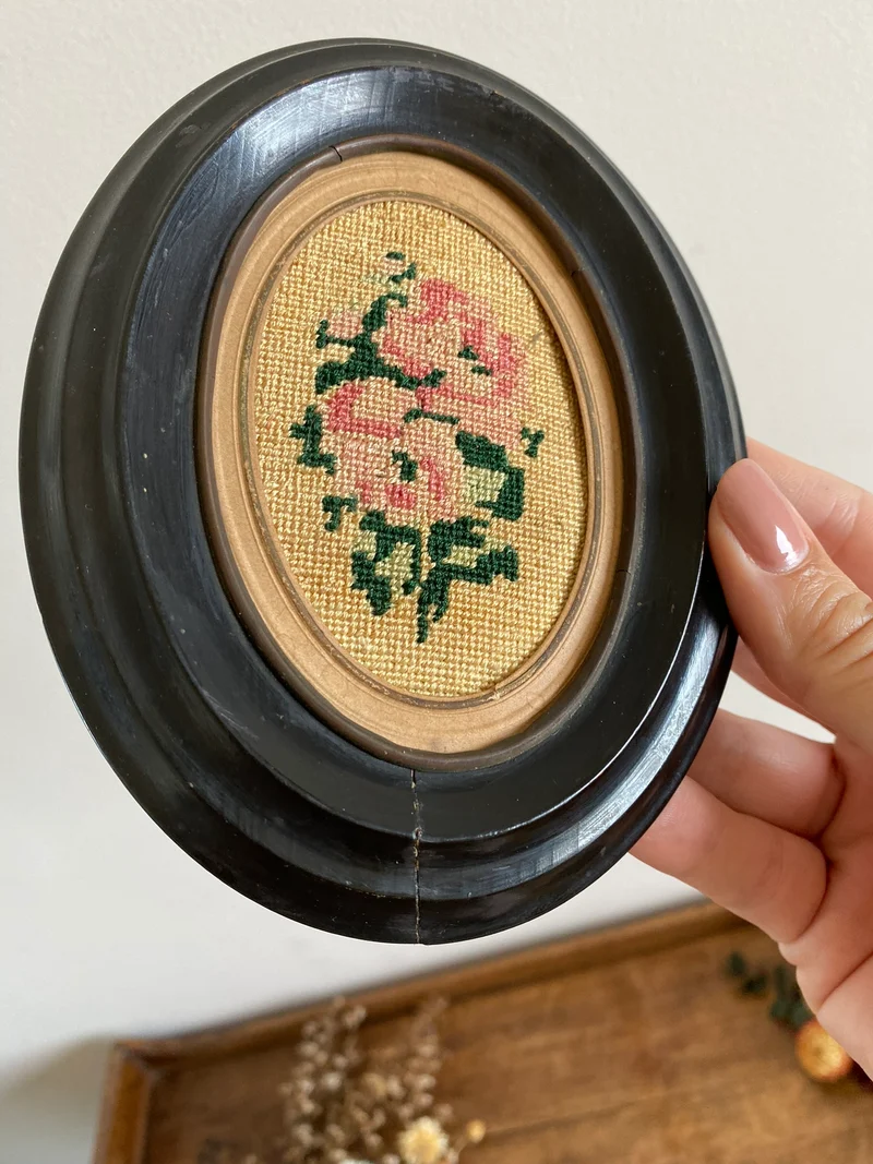 Broderie début XXème en bois avec cadre en bois