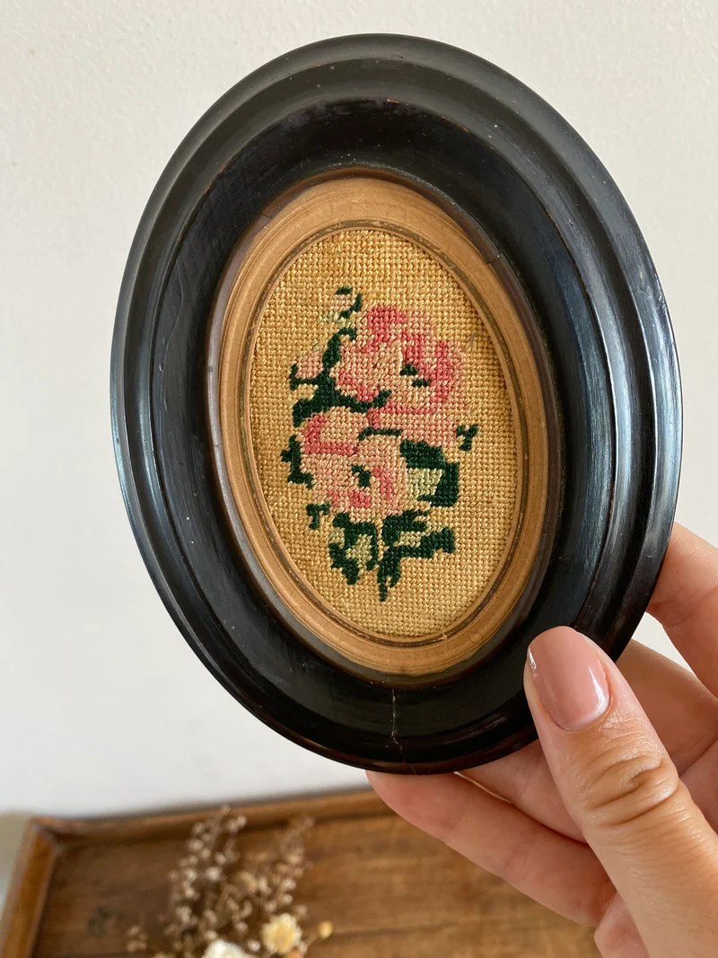 Broderie début XXème en bois avec cadre en bois
