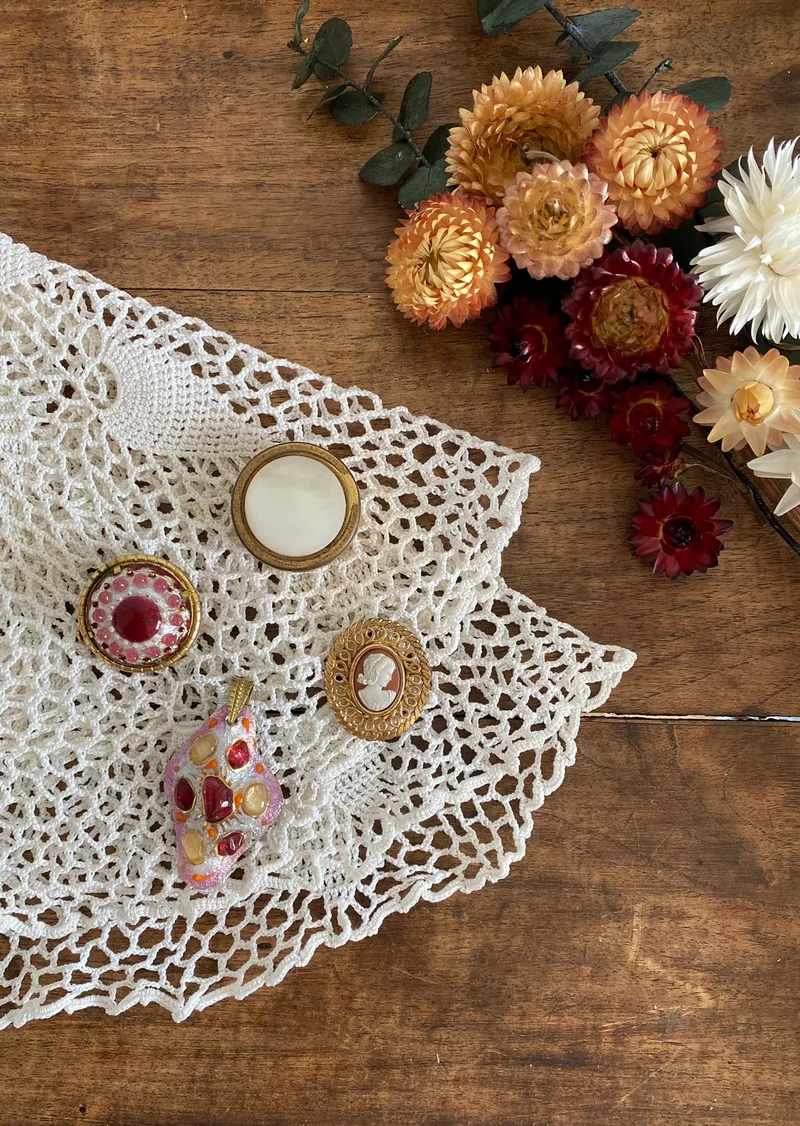 Bijoux en métal doré et en porcelaine vintage