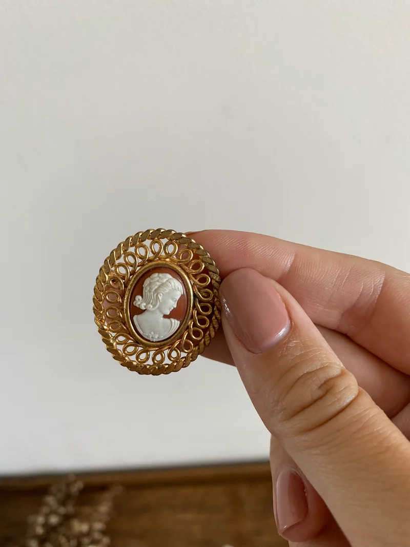 Bijoux en métal doré et en porcelaine vintage