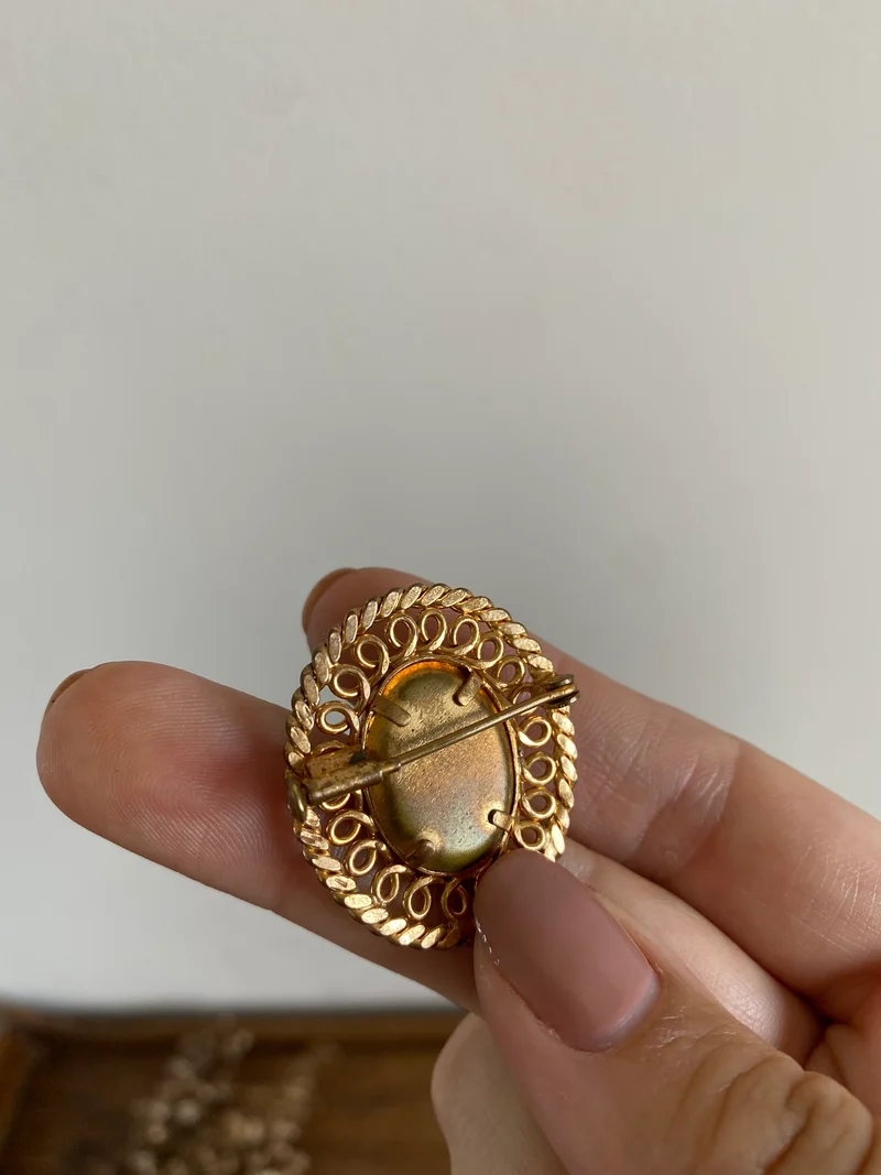 Bijoux en métal doré et en porcelaine vintage