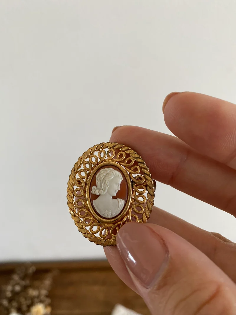 Bijoux en métal doré et en porcelaine vintage