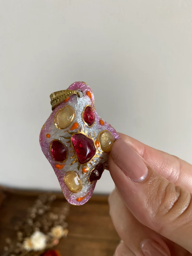 Bijoux en métal doré et en porcelaine vintage