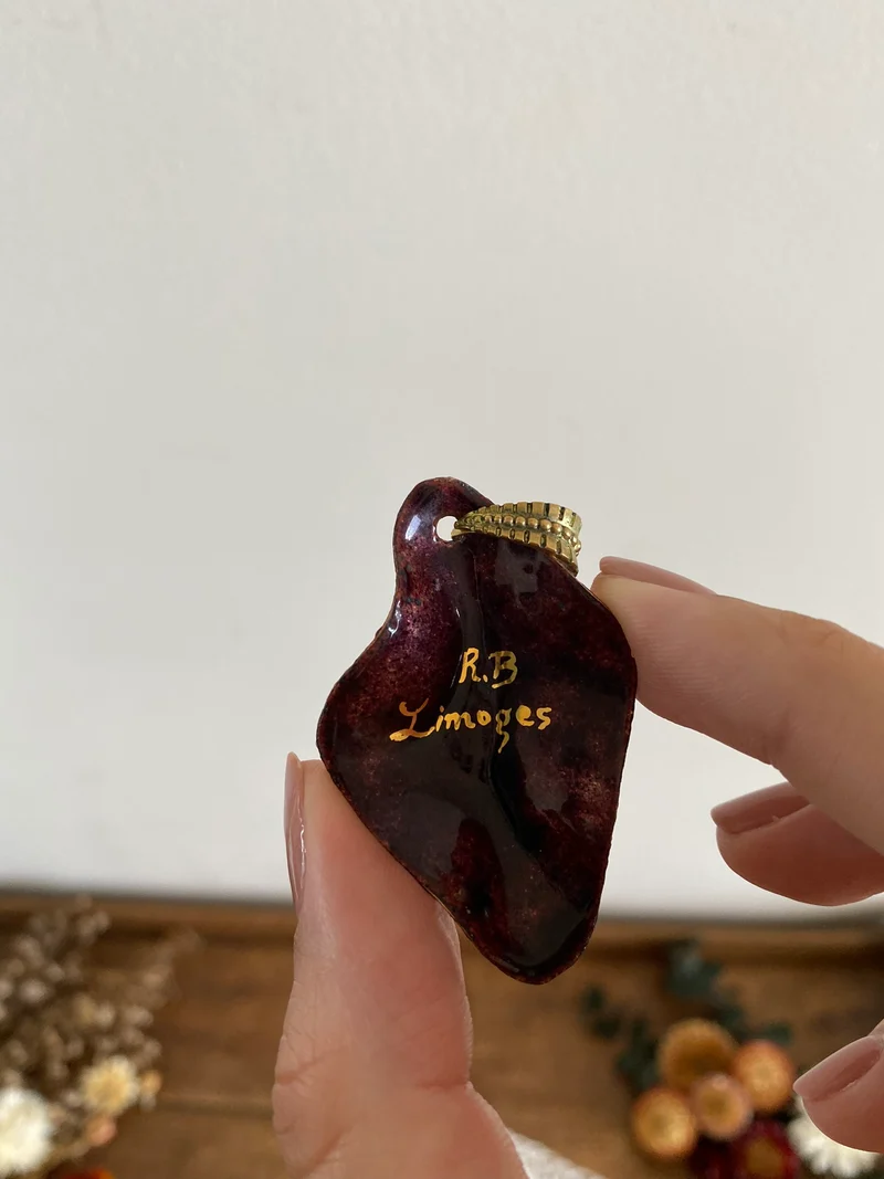 Bijoux en métal doré et en porcelaine vintage