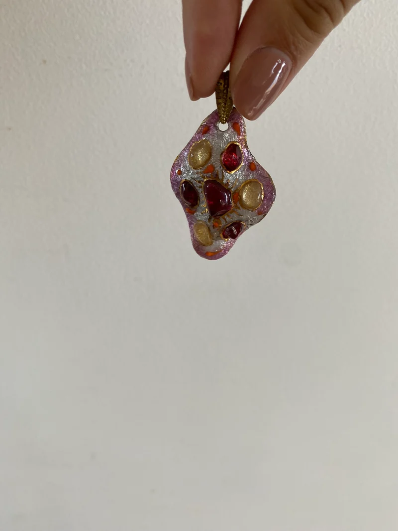 Bijoux en métal doré et en porcelaine vintage
