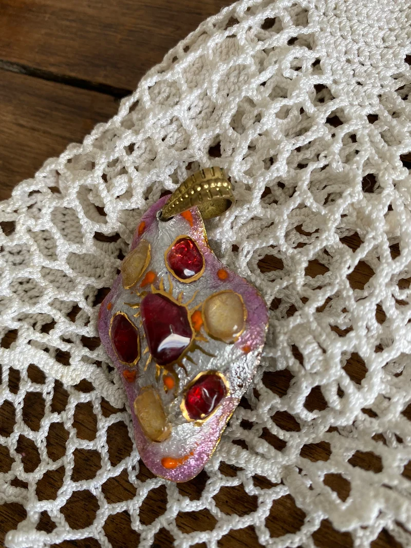 Bijoux en métal doré et en porcelaine vintage