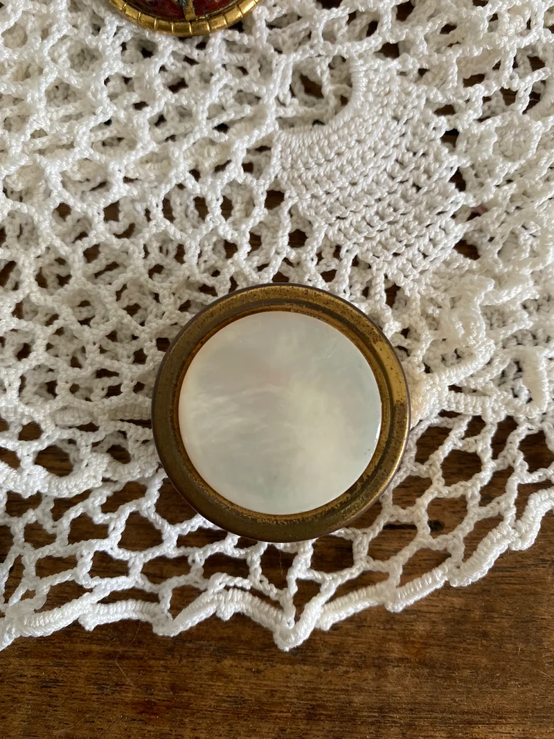 Bijoux en métal doré et en porcelaine vintage