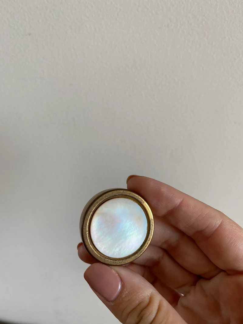 Bijoux en métal doré et en porcelaine vintage