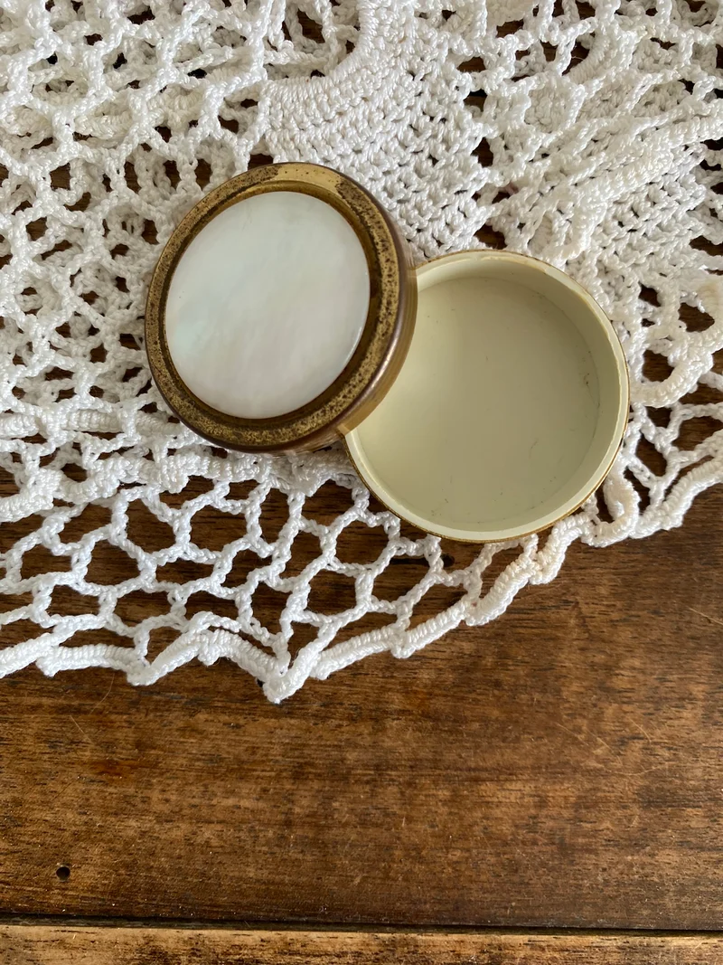 Bijoux en métal doré et en porcelaine vintage