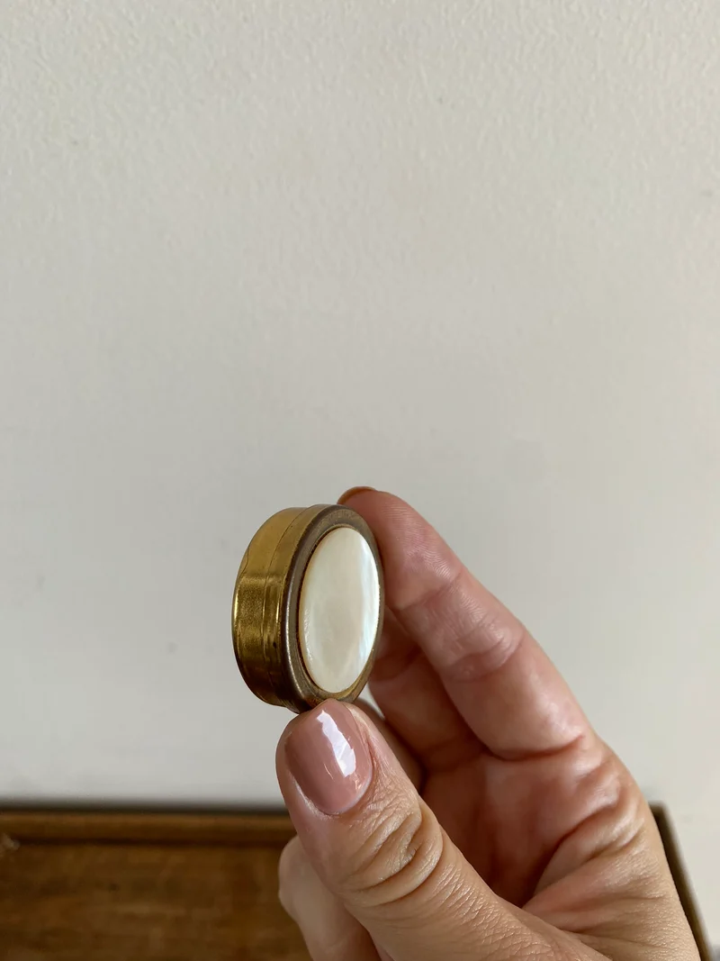 Bijoux en métal doré et en porcelaine vintage